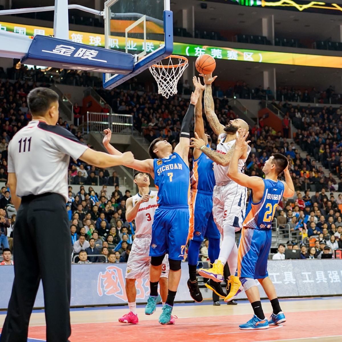 中超比赛亮点：上海申花绝杀广州队,（中超看点：上海申花压哨绝杀广州队）