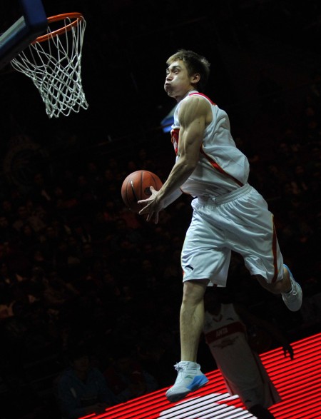 西甲：皇马主场3-0击败皇家贝蒂斯（西甲：皇马主场三球完胜皇家贝蒂斯）