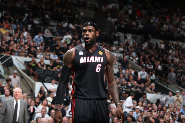 邓弗里斯：希望两到三周内复出，我们的球队就像一个大家庭（邓弗里斯：力争两三周内回归，球队就像一家人）