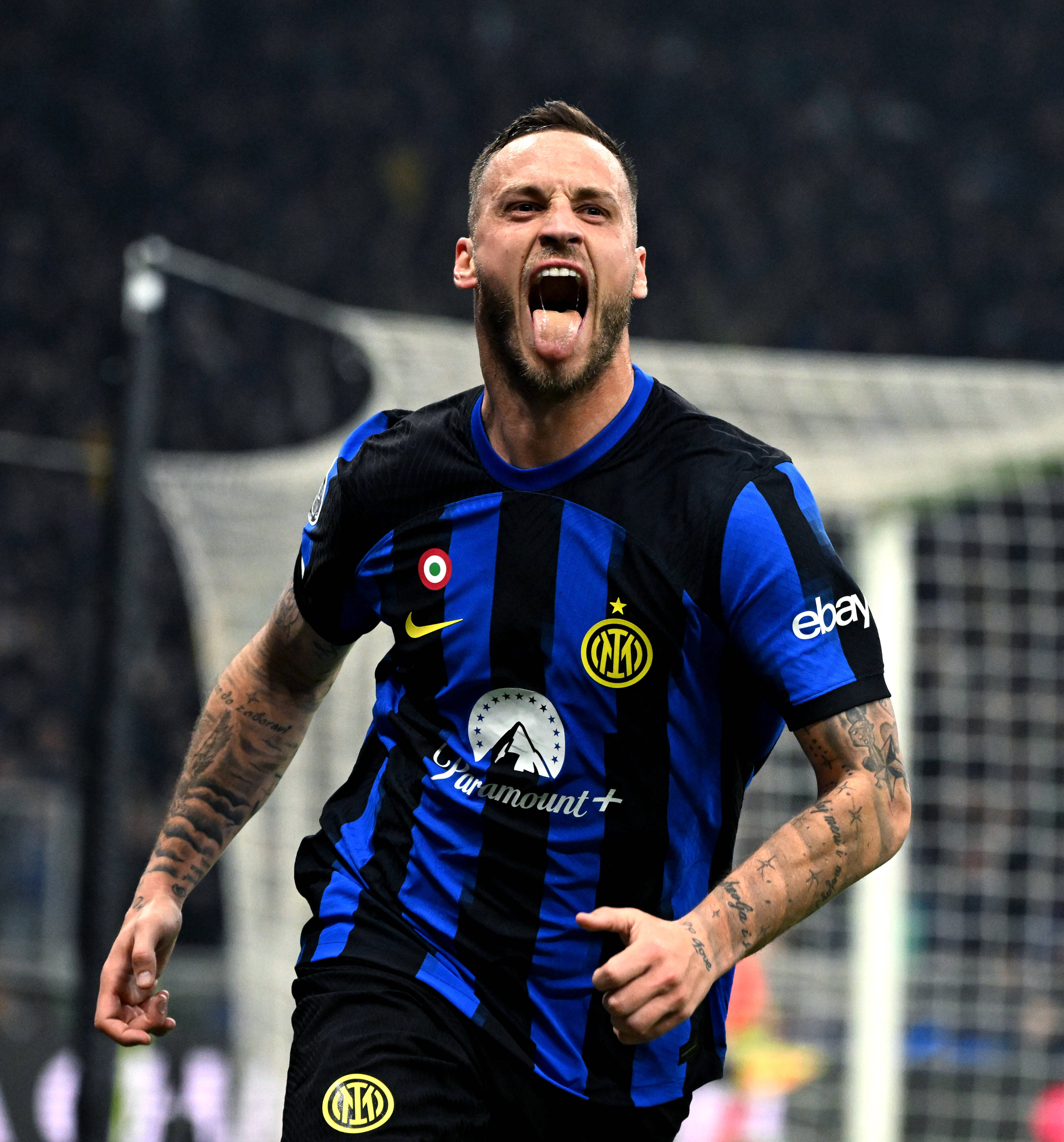 高效！广东外援奎因半场三分4中4轰17分5助（手感火热！广东外援奎因半场三分4投全中，砍下17分5助攻）