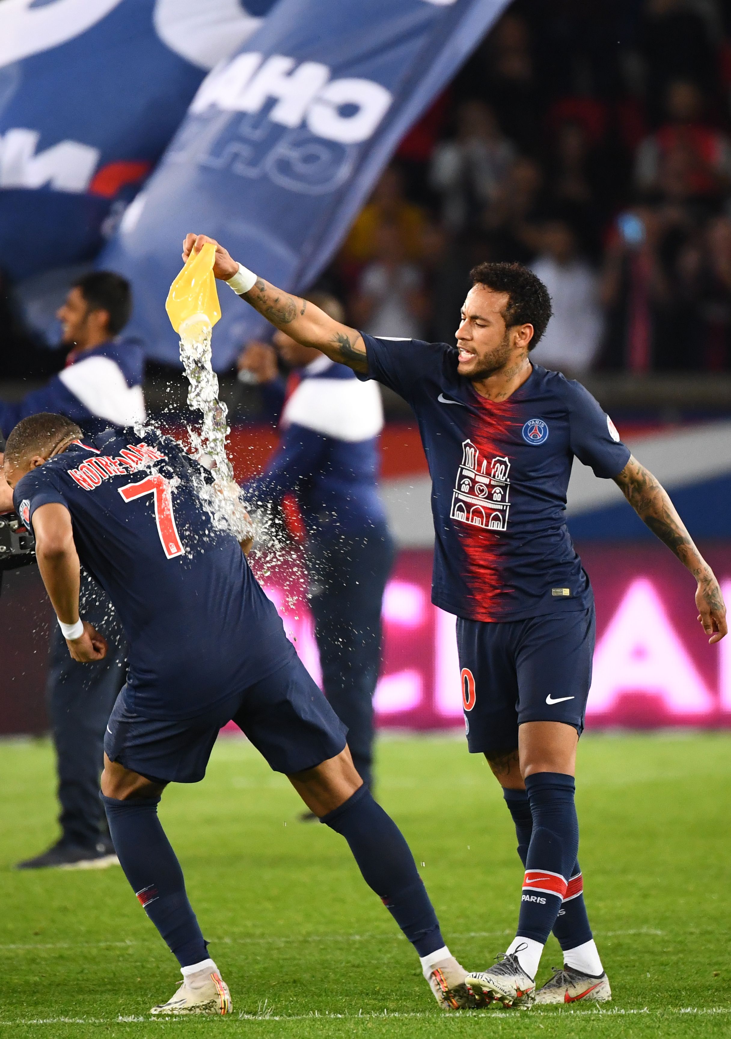 图片报：阿德耶米和他妻子拍了一部生活纪录片，预计明年上线（图片报：阿德耶米携妻拍摄生活纪录片，预计明年播出）