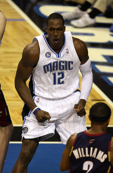 约翰逊突破被段睿骐直接拽翻在地：一场篮球赛中的激烈瞬间（约翰逊突破遭段睿骐拉拽摔倒：篮球赛场上的火爆一幕）