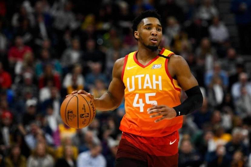 没怎么用劲儿啊！卡斯尔迅捷抢断快攻 篮下大风车单手暴扣！（轻轻松松！卡斯尔闪电抢断快攻，篮下大风车单臂暴扣！）