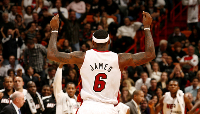 足球国足热身赛表现积极，主帅称进步肉眼可见（国足热身赛态势向好 主帅：进步一目了然）