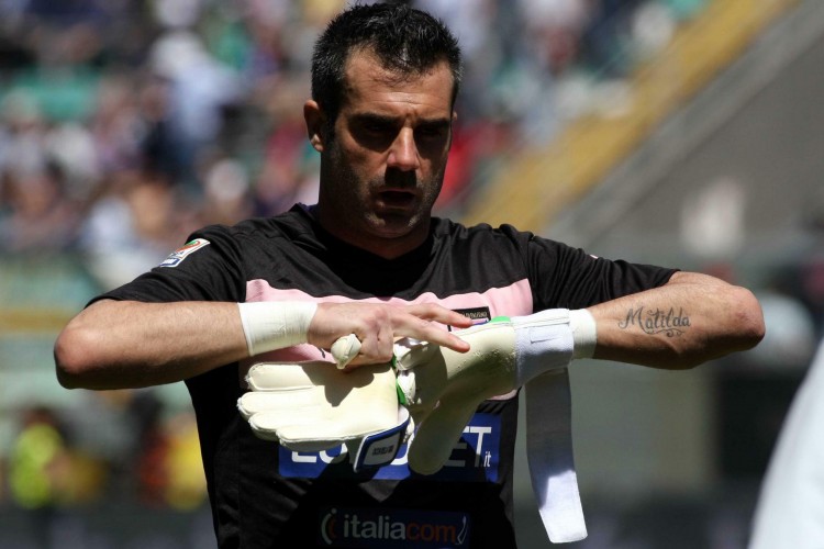 足球英超豪门逆转取胜，主帅赛后握拳怒吼（英超豪门完成逆转取胜 主帅赛后握拳怒吼）