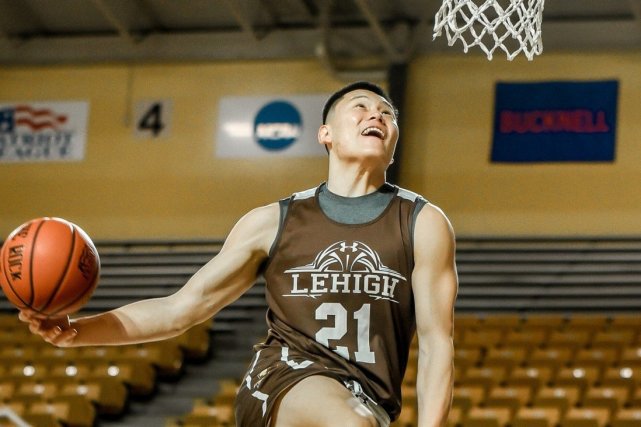 扛起球队！字母哥半场10中8，得到19分8篮板3助攻（半场统治！字母哥10投8中砍下19分8篮板3助攻，力扛全队）