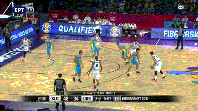 AC米兰内线强攻摧毁对手（AC米兰中路强攻击溃对手）