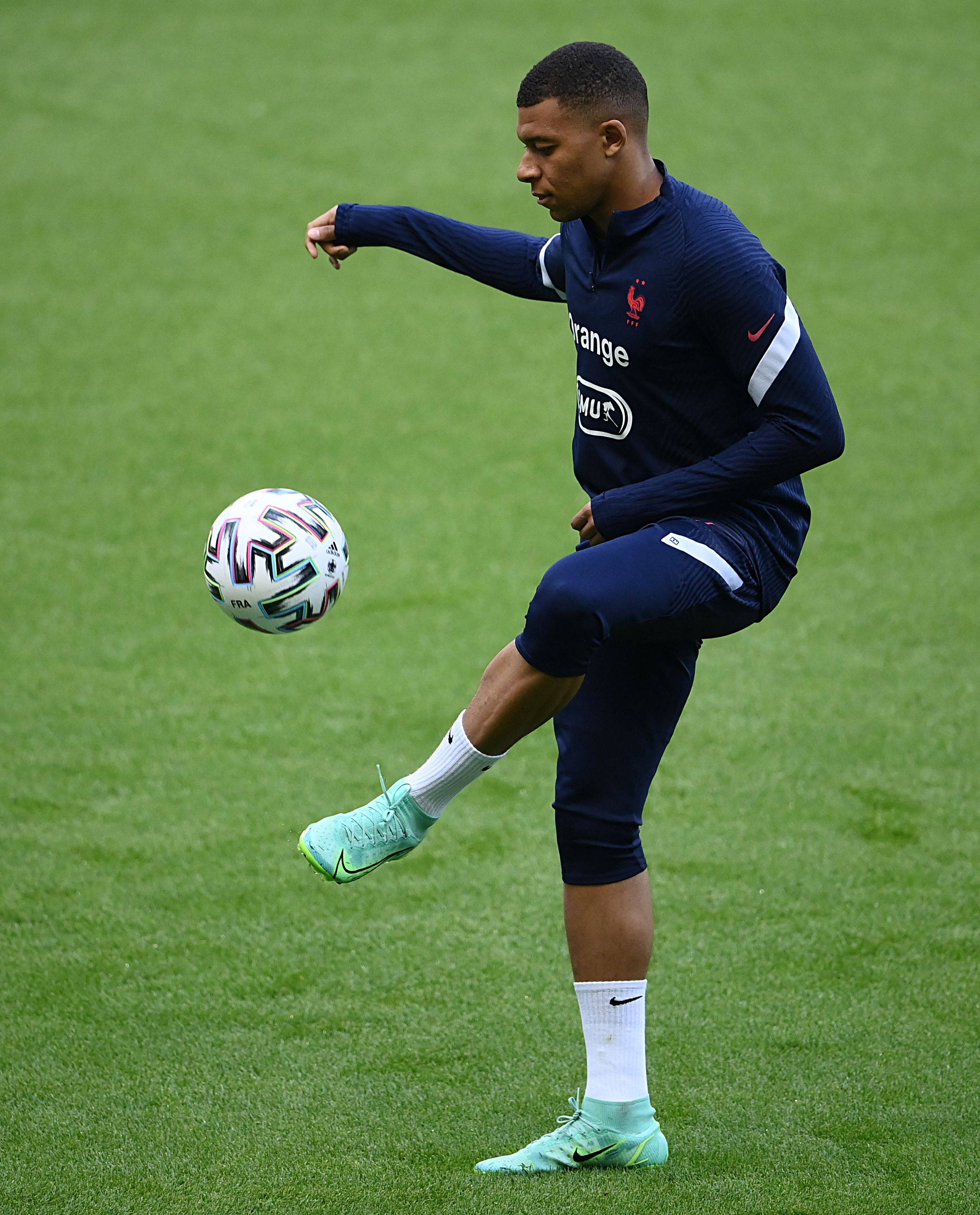 布冯：意大利唯一缺点是偶尔“短路”；无欧战踢是米兰的优势（布冯称意大利仅有短板是偶尔“断电”，米兰因无欧战更具优势）