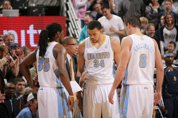 收比赛！格林击地妙传小佩顿双手虐筐 库里三分迎射弗拉格打嗨全场（锁定胜局！格林击地巧传助小佩顿双手暴扣 库里迎射弗拉格三分点燃全场）