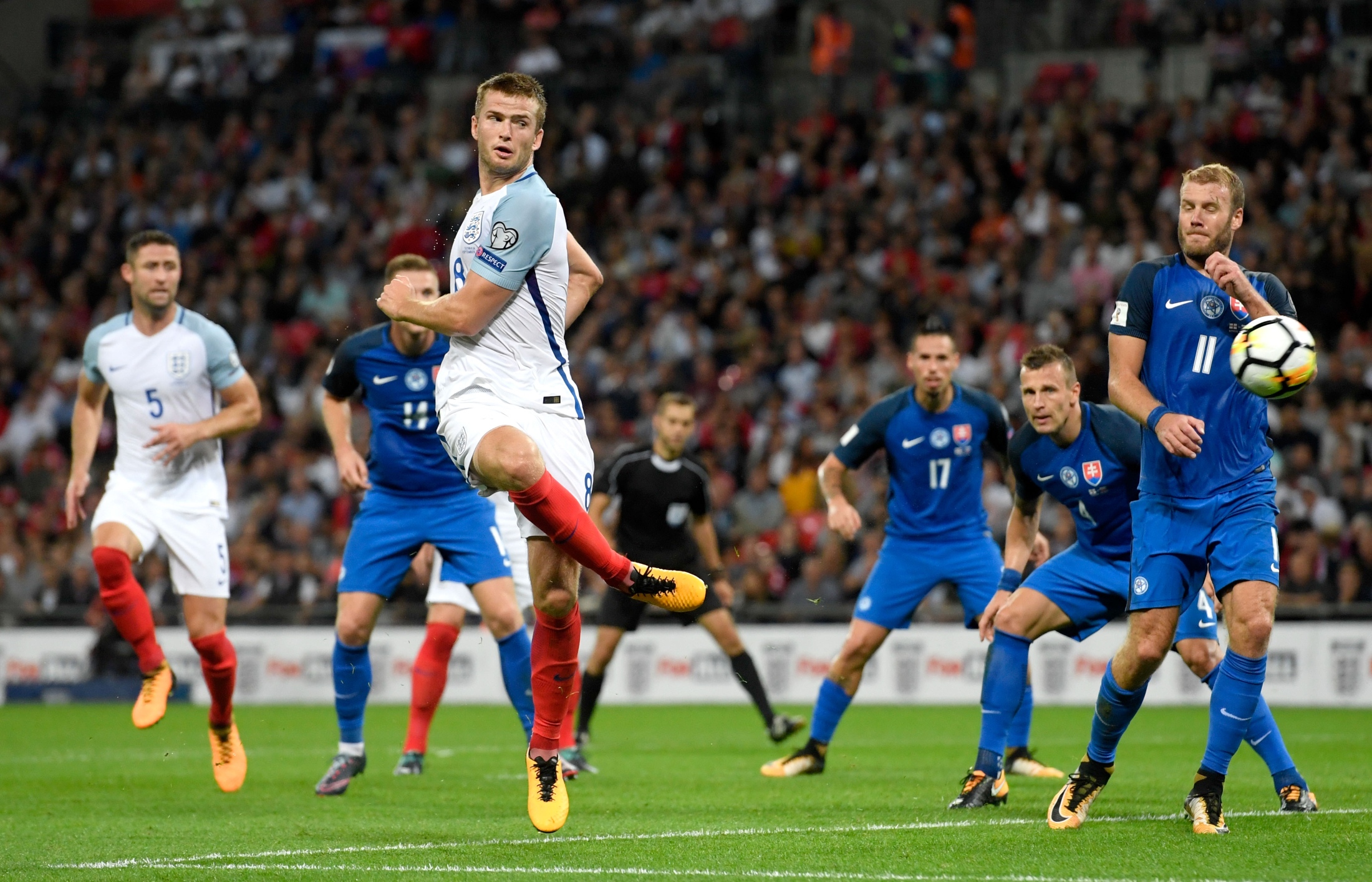 带队6战4胜重回积分榜榜首，穆斯卡特当选中超9／10月最佳教练（率队6战4胜重返榜首，穆斯卡特荣膺中超9-10月最佳教练）