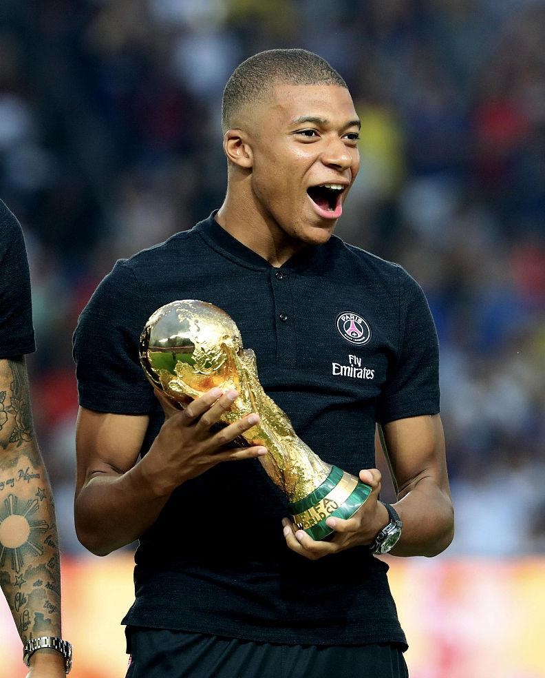 记者：拜仁拥有伊兰昆达的回购条款，回购价450-500万欧元（记者称拜仁设有伊兰昆达回购选项，费用为450至500万欧元）