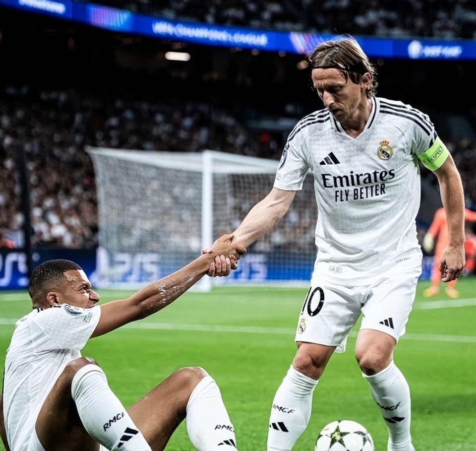 阿隆索听劝！首发拿掉1主力，皇马3-0差榜首1分，西甲2强争冠（阿隆索改阵见效！首发弃用一主力，皇马3-0追至仅差1分，西甲双雄争冠）