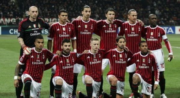 官方：浓眉因腹股沟痉挛退出圣诞大战，离场前3分3板1断2帽（官宣：浓眉因腹股沟痉挛提前退赛，圣诞大战离场时数据为3分3篮板1抢断2盖帽）