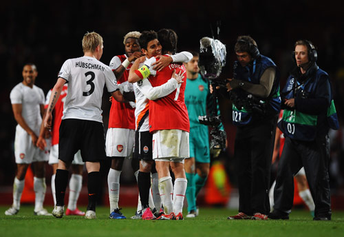 阿隆索难镇住更衣室：皇马是否需要重建？弃用功勋主帅要付出代价？（阿隆索难控更衣室，皇马是否步入重建期？更换功勋主帅的代价几何？）