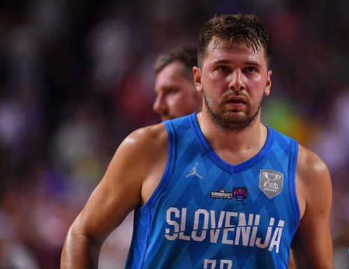 集体低迷！开拓者上半场13次失误&禁区得分14-36落后（全面哑火！开拓者半场13失误，禁区得分14-36处下风）