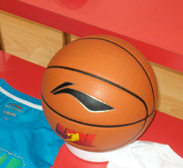 球队在最难的时候没有崩（球队在最艰难时刻挺住了）