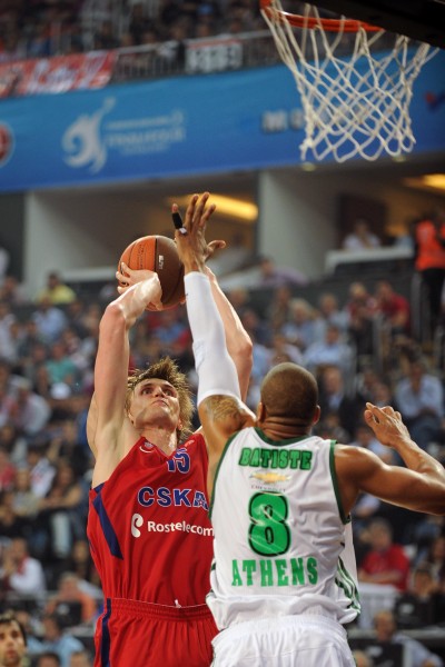 亚精英赛半场：路易斯失单刀+补射中柱，申花暂0-0广岛（亚精英赛半场战报：路易斯单刀失手又补射中柱，申花暂与广岛0-0）