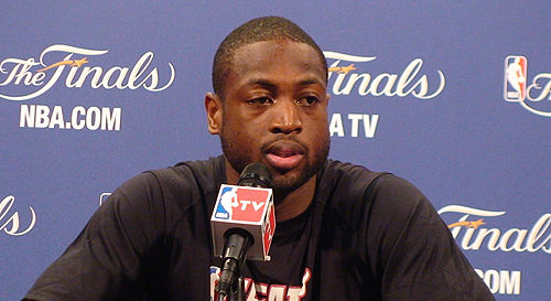 足球报：申花将利用今年最后两场亚冠来决定人员的去留（足球报：申花将以收官两场亚冠确定人员去留）