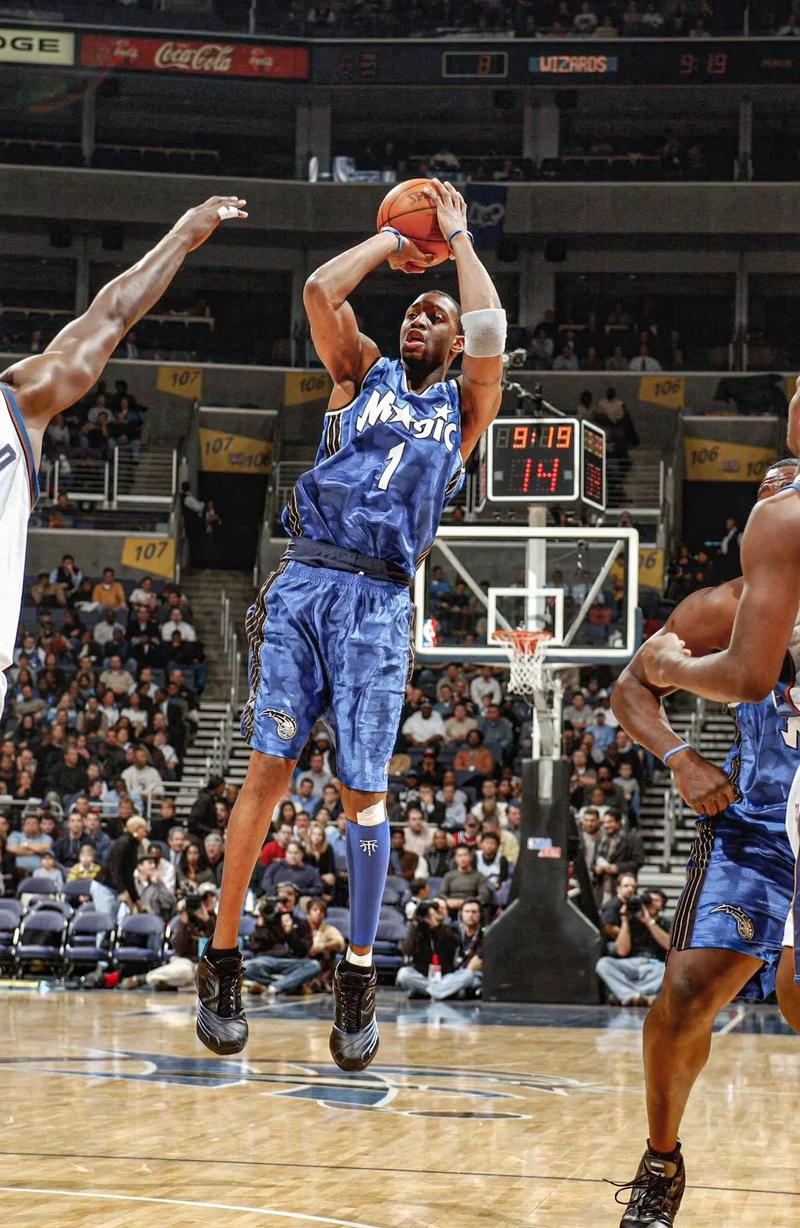 成绩斐然，加斯佩里尼被罗马球迷描绘成魔法师形象画在墙上（战绩辉煌，加斯佩里尼被罗马球迷以魔法师形象涂鸦上墙）