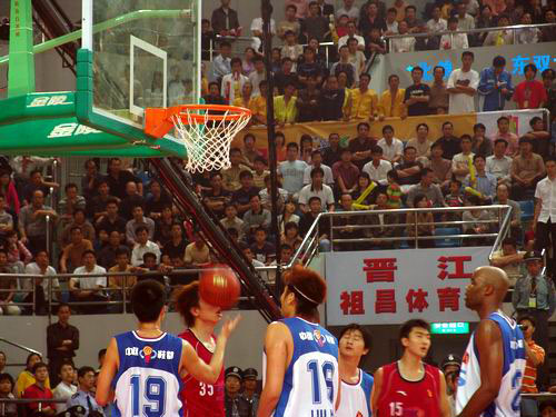 决战星期四：懂球帝3-2绝杀阿里巴巴，云龙客串门将两次失误送礼（周四对决：懂球帝3-2读秒绝杀阿里巴巴，云龙客串门将两度失误送礼）