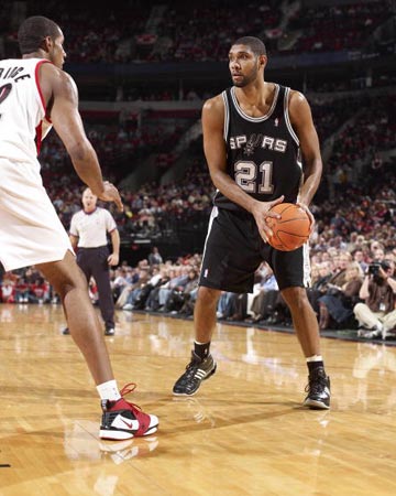 扛起尼克斯进攻！布伦森半场17中10轰下25分（布伦森半场17投10中砍下25分，撑起尼克斯进攻）