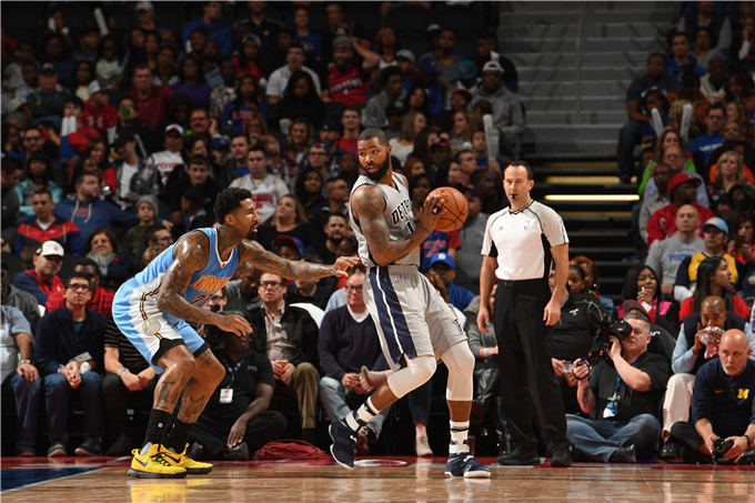 来自前辈的指导！暂停期间利拉德为阿夫迪亚讲解战术（暂停时的点拨：利拉德为阿夫迪亚传授战术心得）