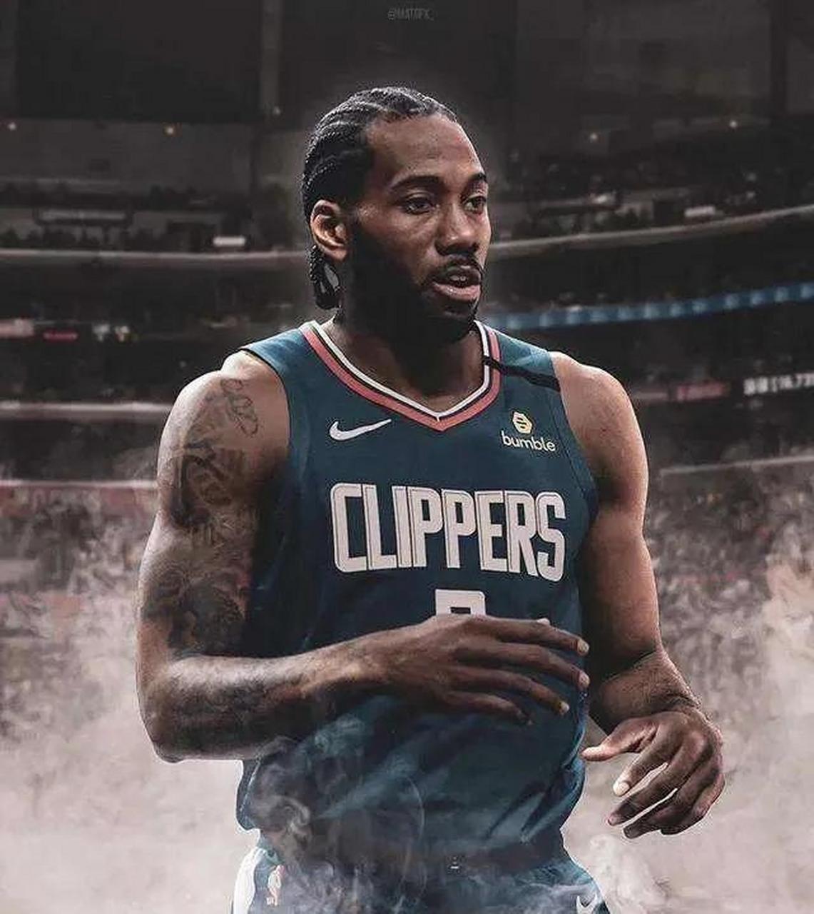 C罗在沙特联赛首秀中上演绝杀，以一记精彩倒钩射门击败对手，助力利雅得胜利领跑积分榜。（沙特联赛处子秀，C罗倒钩压哨绝杀，助利雅得胜利登顶积分榜）