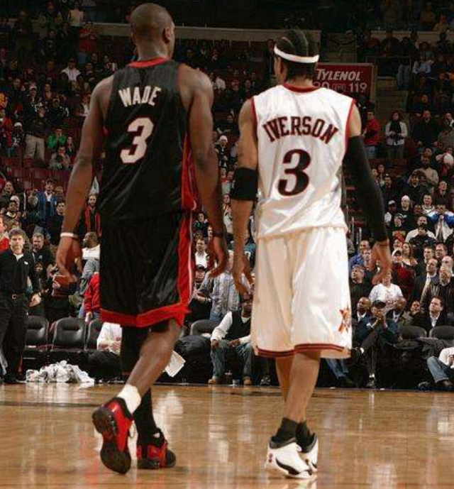 勇士力克独行侠众生相：库里克莱深情拥抱 弗拉格耐心给球迷签名（勇士击败独行侠赛场众生像：库里、克莱深情相拥，弗拉格耐心为球迷签名）